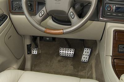 Cadillac Escalade (02-06) алюминиевые накладки на педали, комплект 3 шт.